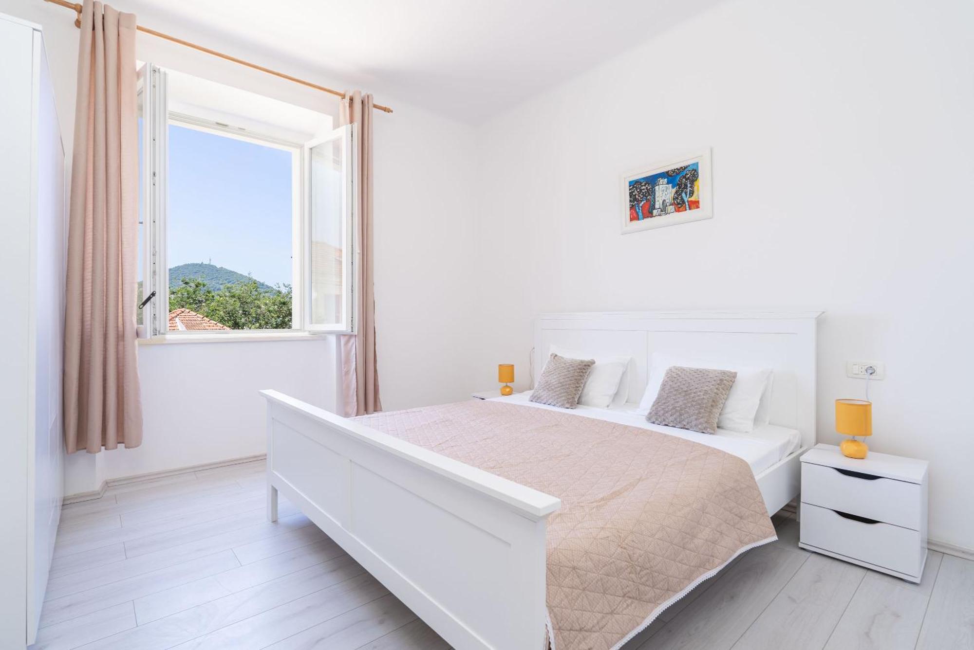 Bronzan Apartment